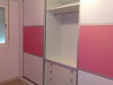 Interior de armario blanco y rosa