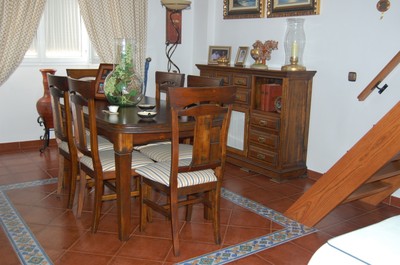 Conjunto de mesa y sillas con aparador